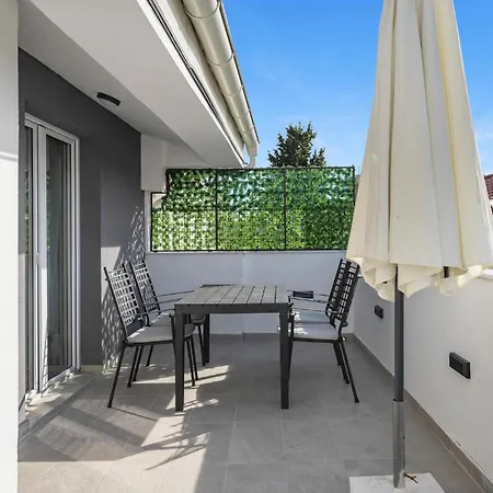 1 Bedroom Awesome In Apartment *