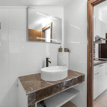 Apartment 1 Bedroom Awesome In *