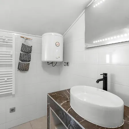 1 Bedroom Awesome In Apartment