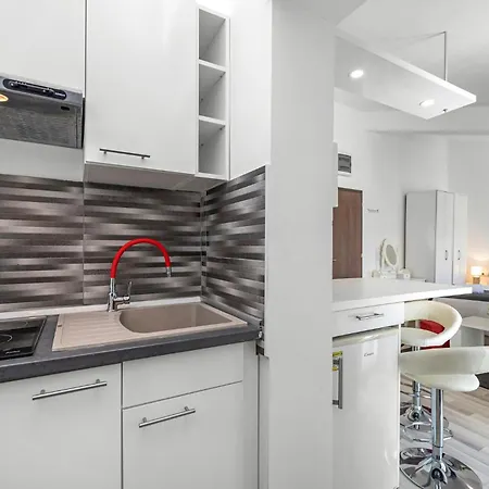 1 Bedroom Awesome In Apartment *