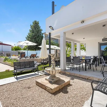 1 Bedroom Awesome In Apartment *